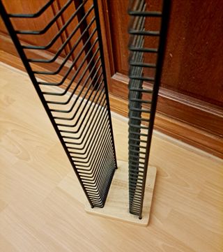 Estantería para CDs de metal y madera