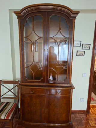 Vitrina de madera y cristal