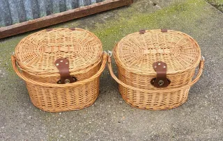 Cestas de mimbre con asas y cierres de cuero