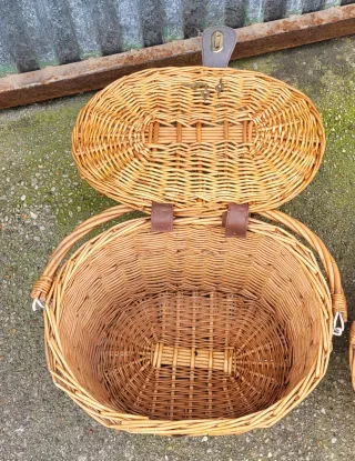 Cestas de mimbre con asas y cierres de cuero