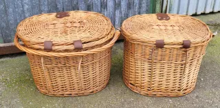Cestas de mimbre con asas y cierres de cuero