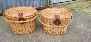 Cestas de mimbre con asas y cierres de cuero