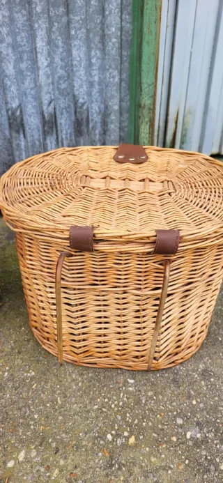 Cestas de mimbre con asas y cierres de cuero