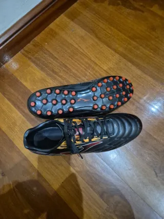 Botas de fútbol Joma negras y naranjas