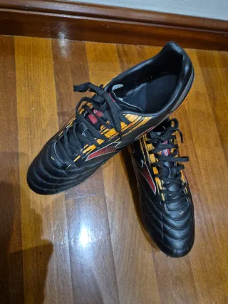 Botas de fútbol Joma negras y naranjas