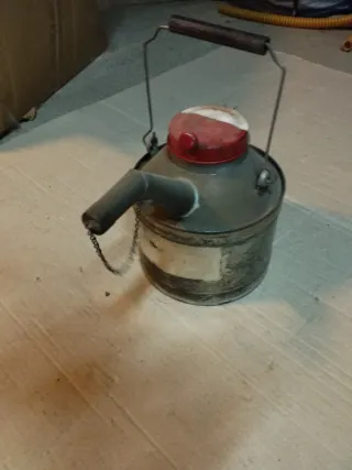 Tanica in latta con beccuccio