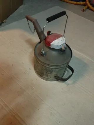 Tanica in latta con beccuccio