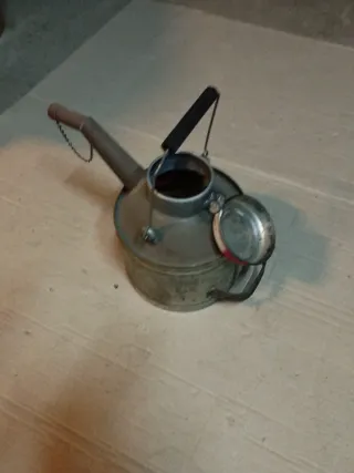 Tanica in latta con beccuccio