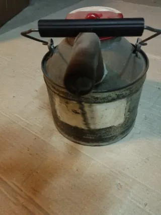 Tanica in latta con beccuccio