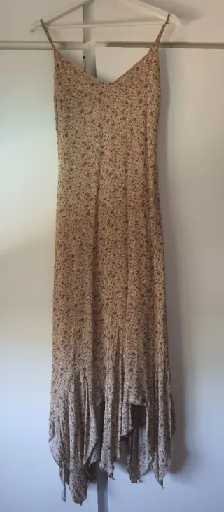 Vestido Bershka floral beige y rosa con etiqueta