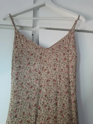 Vestido Bershka floral beige y rosa con etiqueta