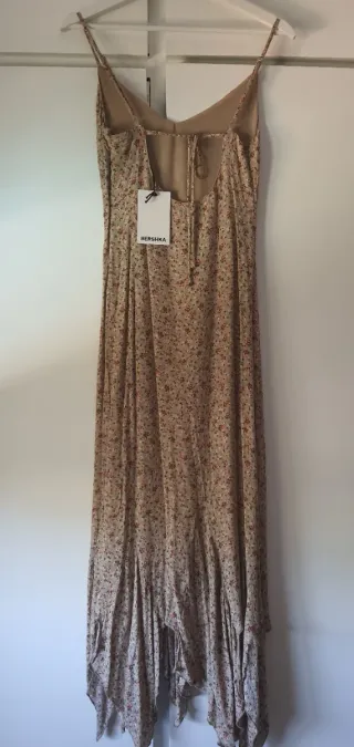 Vestido Bershka floral beige y rosa con etiqueta