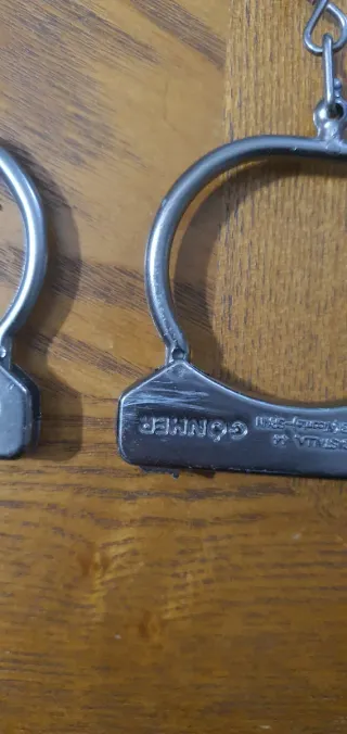 Grilletes de juguete antiguos