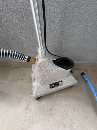 Centro de planchado con ruedas