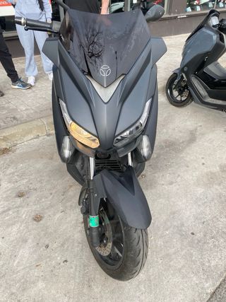 Yamaha XMAX 400 Maxi Scooter edicion limitada Momo