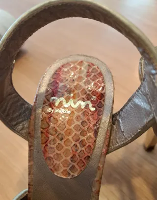 Zapatos de fiesta dorados y multicolor