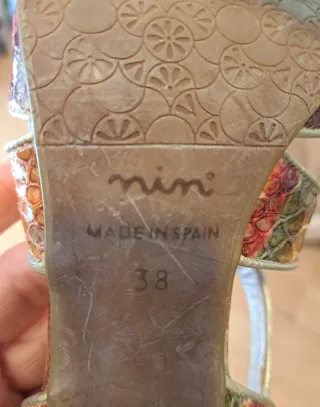 Zapatos de fiesta dorados y multicolor