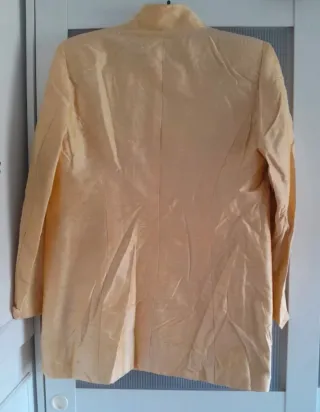 Blazer cuello mao dorado