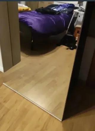 Mueble de baño y lavabo blanco