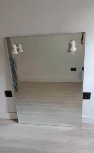 Mueble de baño y lavabo blanco