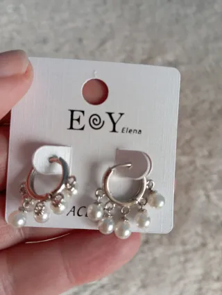 Pendientes plateados con perlas