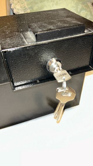 Caja Fuerte Metálica Negra con Llave