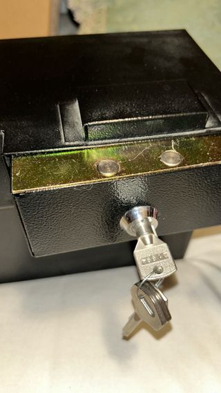 Caja Fuerte Metálica Negra con Llave