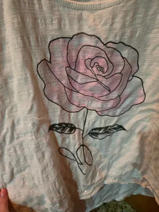 Camiseta blanca con flor rosa