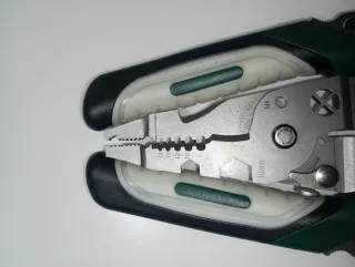 Alicate pelacables multifunción