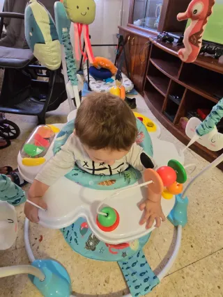 Gimnasio infantil con sonidos y juguetes