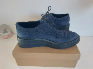 Zapatos de cordones azules con tachuelas