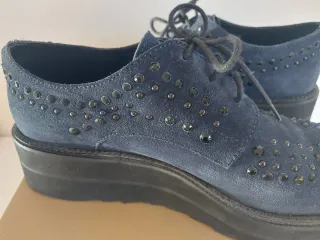 Zapatos de cordones azules con tachuelas