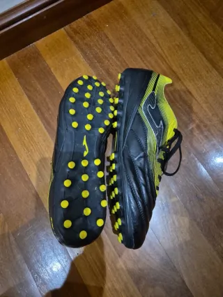 Botas de fútbol Joma amarillas y negras