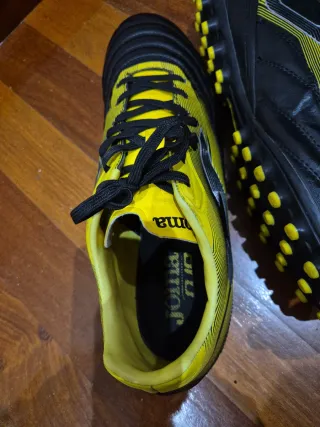 Botas de fútbol Joma amarillas y negras