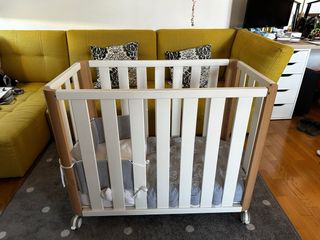 Minicuna blanca y madera