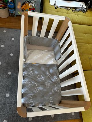 Minicuna blanca y madera