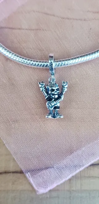 Charm Colgante | Calavera Rockera Guitarra