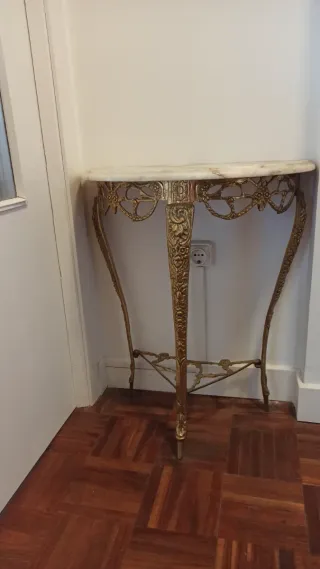 Mesita y espejo bronce y mármol