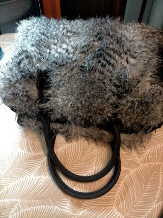 Bolso de mano peludo