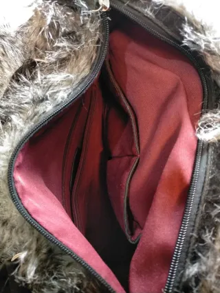 Bolso de mano peludo