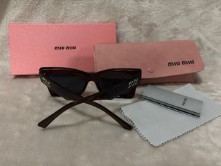 Gafas de sol Miu Miu marrones y negras