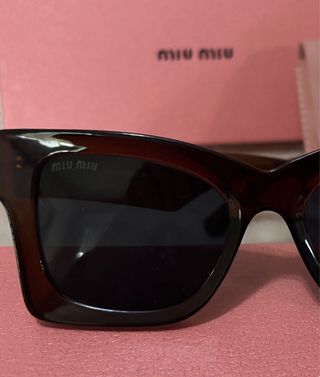 Gafas de sol Miu Miu marrones y negras