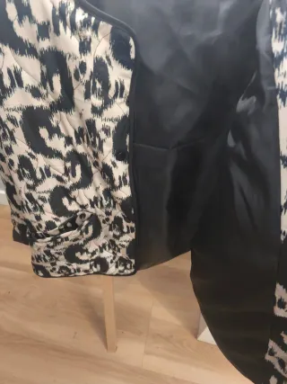 Chaqueta acolchada estampado animal