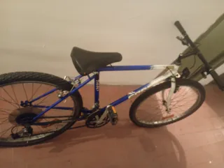 Bicicleta de montaña azul y blanca