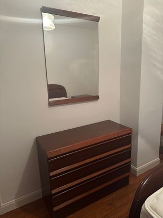 Cajonera y espejo de madera