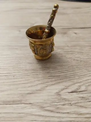 Mortero y mano de latón decorado
