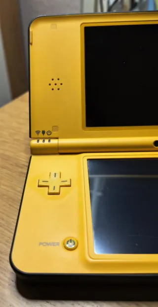 Nintendo DSi XL Amarilla con 2 juegos