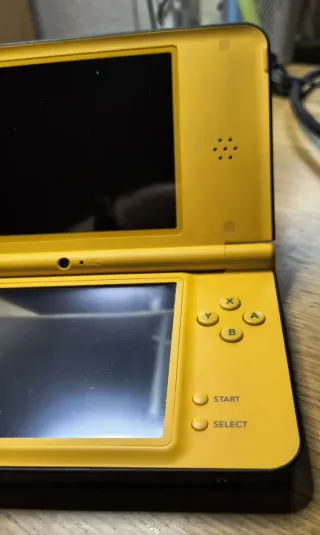 Nintendo DSi XL Amarilla con 2 juegos