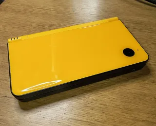 Nintendo DSi XL Amarilla con 2 juegos