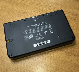 Nintendo DSi XL Amarilla con 2 juegos